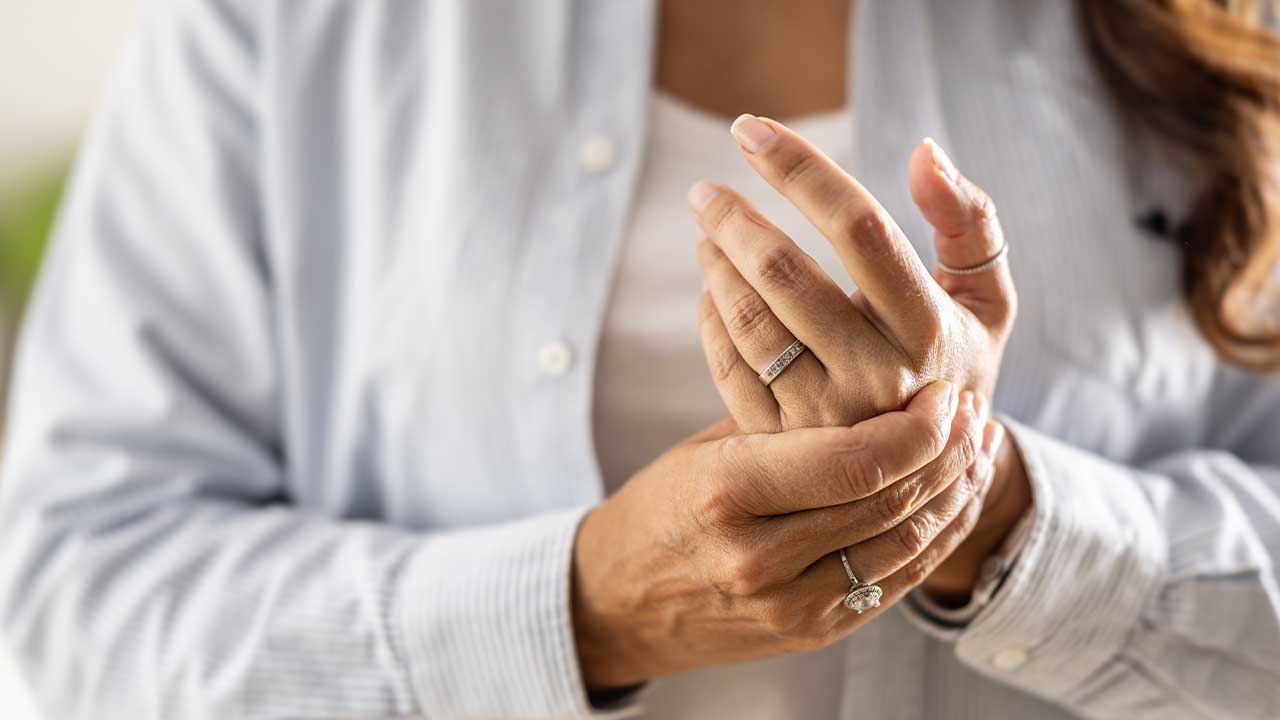 person with hand numbness