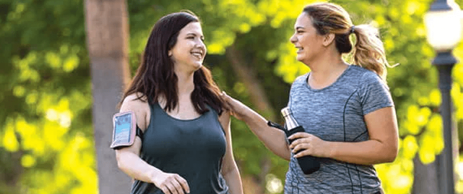 amigas caminando en un parque