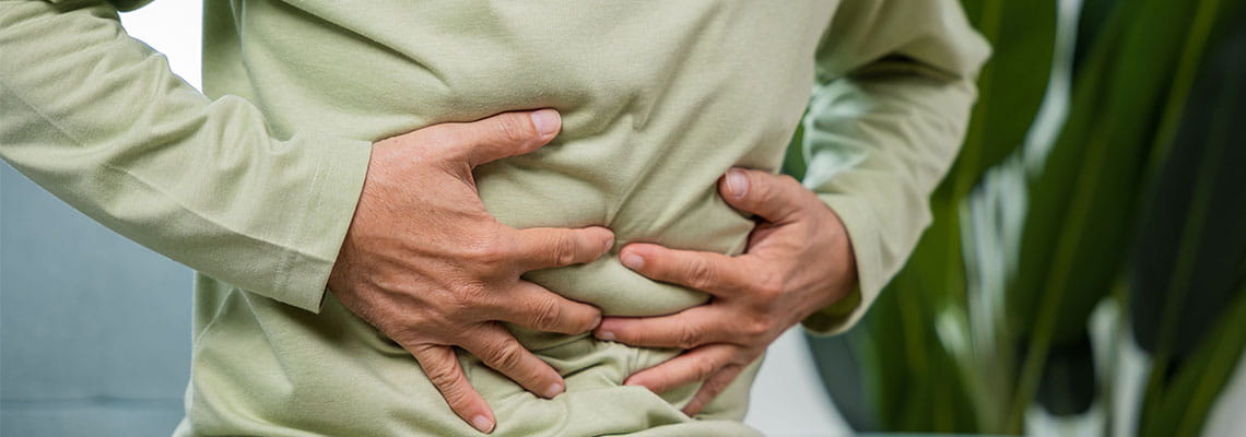 hombre con dolor de estomago