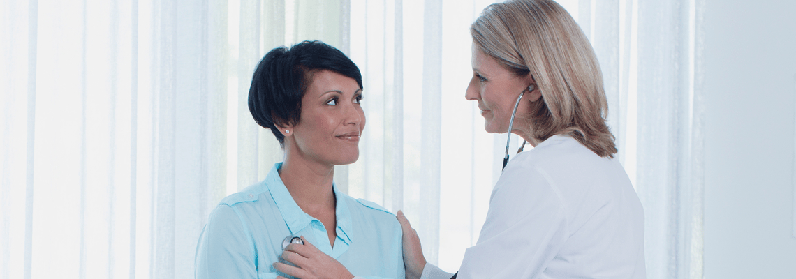 doctora escuchando corazon de paciente con estetoscopio 