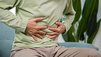 hombre con dolor de estomago