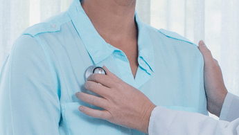 doctora escuchando corazon de paciente con estetoscopio 