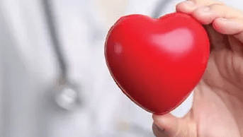 pequeño corazon de juguete rojo